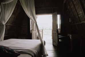 Standard Room | Desk, bed sheets - Natural View Sidemen Cottage (Sidemen)