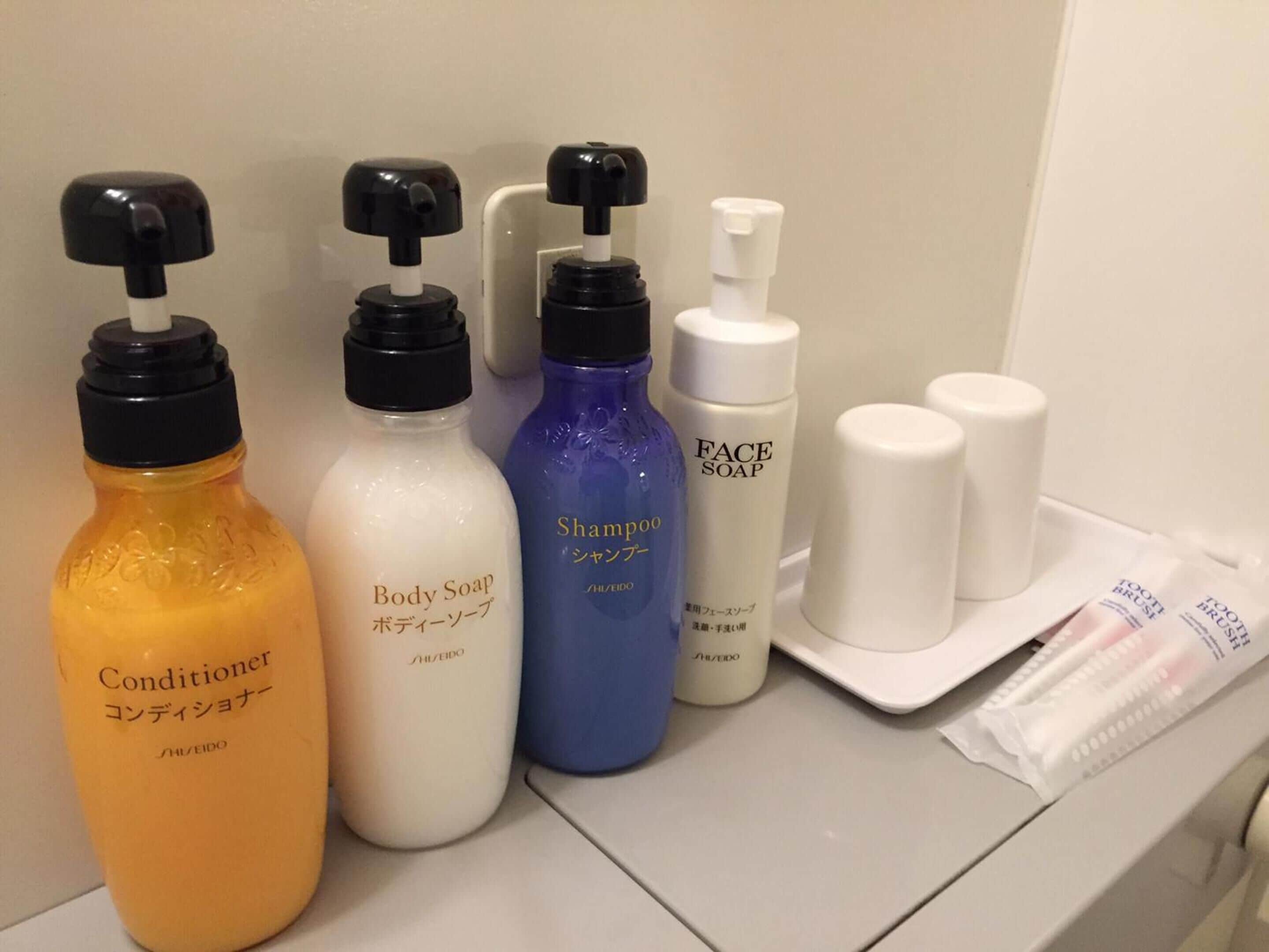 combined shower/bathtub, deep-soaking bathtub, free toiletries