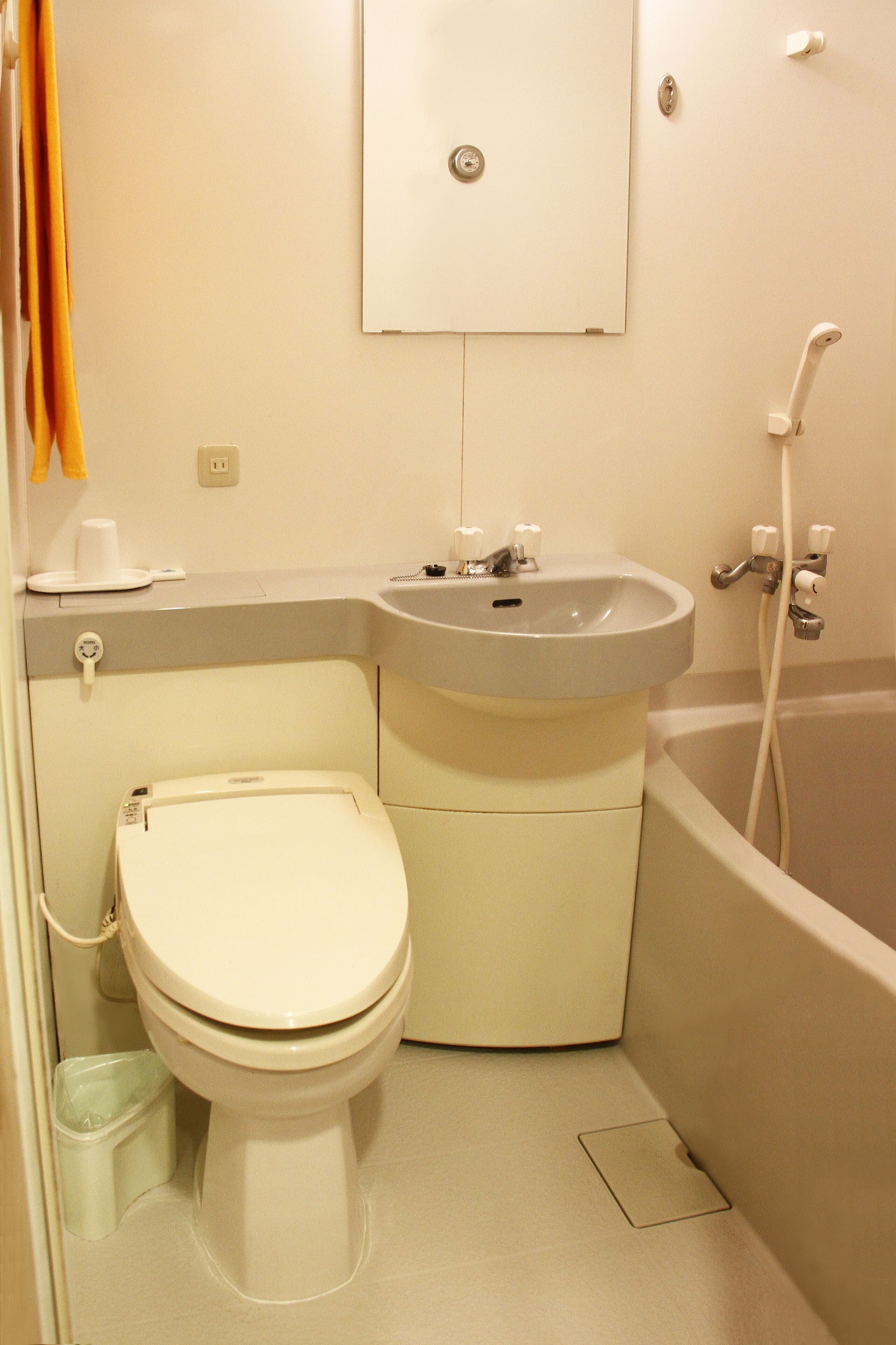 single room, smoking | bathroom | combined shower/bathtub, deep-soaking bathtub, free toiletries