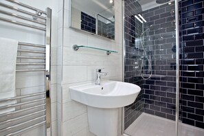 Shower, hair dryer, towels - 3 Goodrington Lodge -  an apartment that sleeps 4 guests  in 2 bedrooms (Paignton)