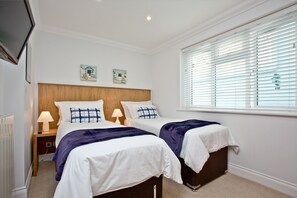 2 bedrooms, desk, iron/ironing board, Internet