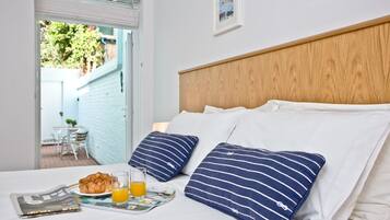 2 bedrooms, desk, iron/ironing board, internet