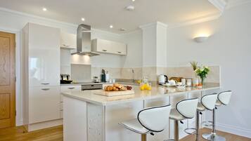 Coffee/tea maker, fridge, microwave, oven