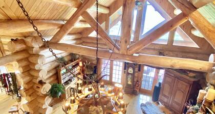 TN Mountain Lodge: sleeps 22+ lake, hikes, hot tub, Sauna