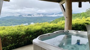 Ein Whirlpool mit Blick auf einen See und Berge.