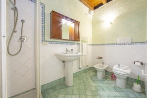 Douche, bidet, serviettes fournies