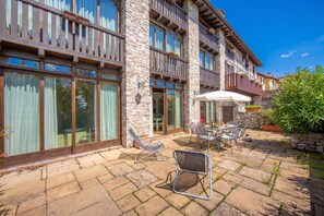 Outdoor dining - Liano Ginestra-Private Terrace & Parking, Gargnano, Italy (Gargnano)