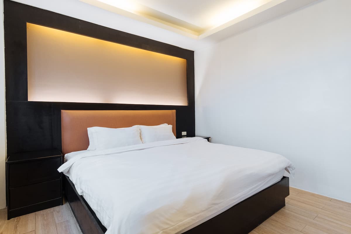 Superior Room, 1 King Bed | 1 bedroom, desk, free WiFi