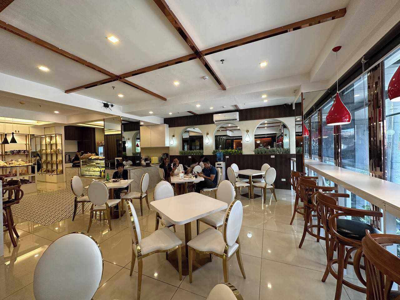 Déjeuner, dîner et brunch servis sur place; cuisine locale 