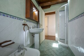 Douche, bidet, serviettes fournies