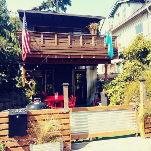 Nautical Theme, Clean, Romantic, Fire Pit, 420 & small pet friendly,near dining 