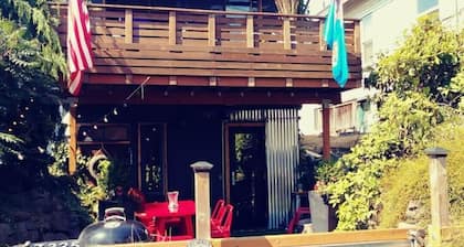 Nautical Theme, Clean, Romantic, Fire Pit, 420 & small pet friendly,near dining