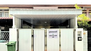A gated entrance with a sign indicating 'PENGINAPAN' and a contact number. - No33 Mandalay House near Gleneagles Island Northern Heart Loh Guan Lye Hospital (George Town)