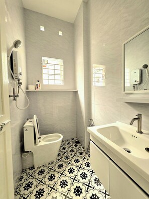 Shower, hair dryer, bidet, towels - No33 Mandalay House near Gleneagles Island Northern Heart Loh Guan Lye Hospital (George Town)