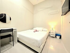 Basic Double Room | Desk, bed sheets - No33 Mandalay House near Gleneagles Island Northern Heart Loh Guan Lye Hospital (George Town)