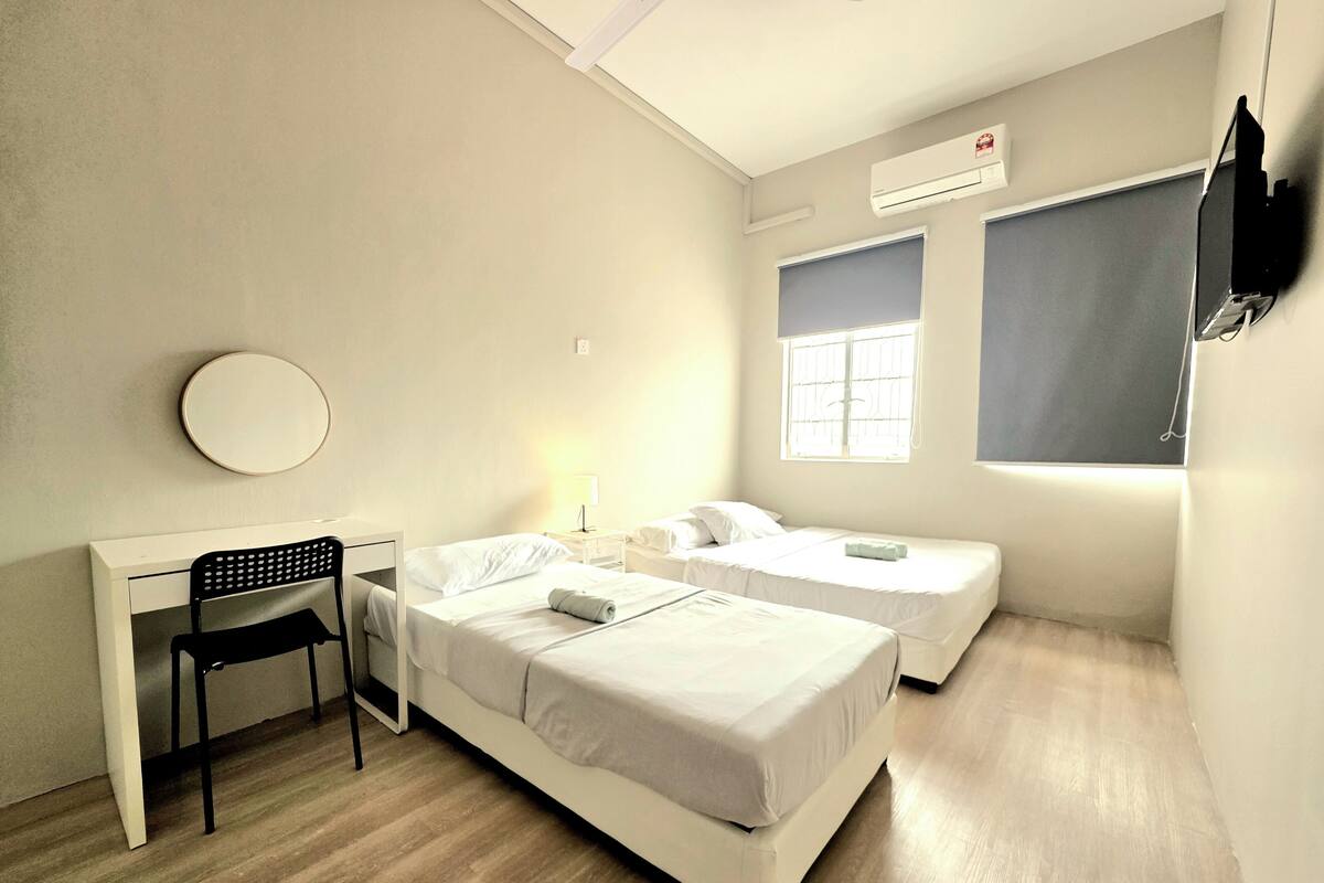 Basic Triple Room | Desk, bed sheets