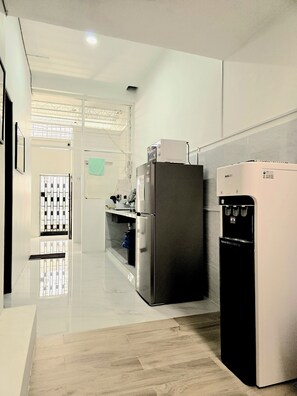 Refrigerador, microondas