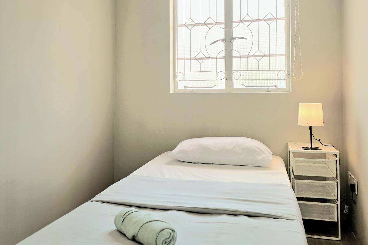 Basic Single Room | Desk, bed sheets