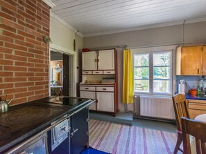 Geladeira, micro-ondas, talheres/pratos/utensílios de cozinha