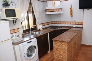 Jääkaappi, mikroaaltouuni, liesi, kahvin-/teenkeitin