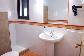 Combined shower/bathtub - Two bedroom rural holiday home with pool (CONIL DE LA FRONTERA)