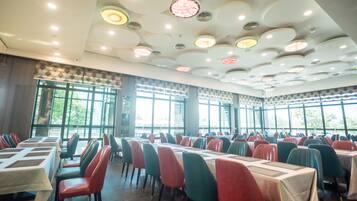 Daily buffet breakfast (TWD 330 per person)