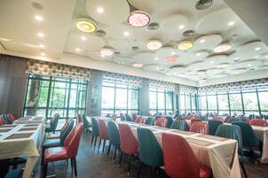 Daily buffet breakfast (TWD 330 per person)