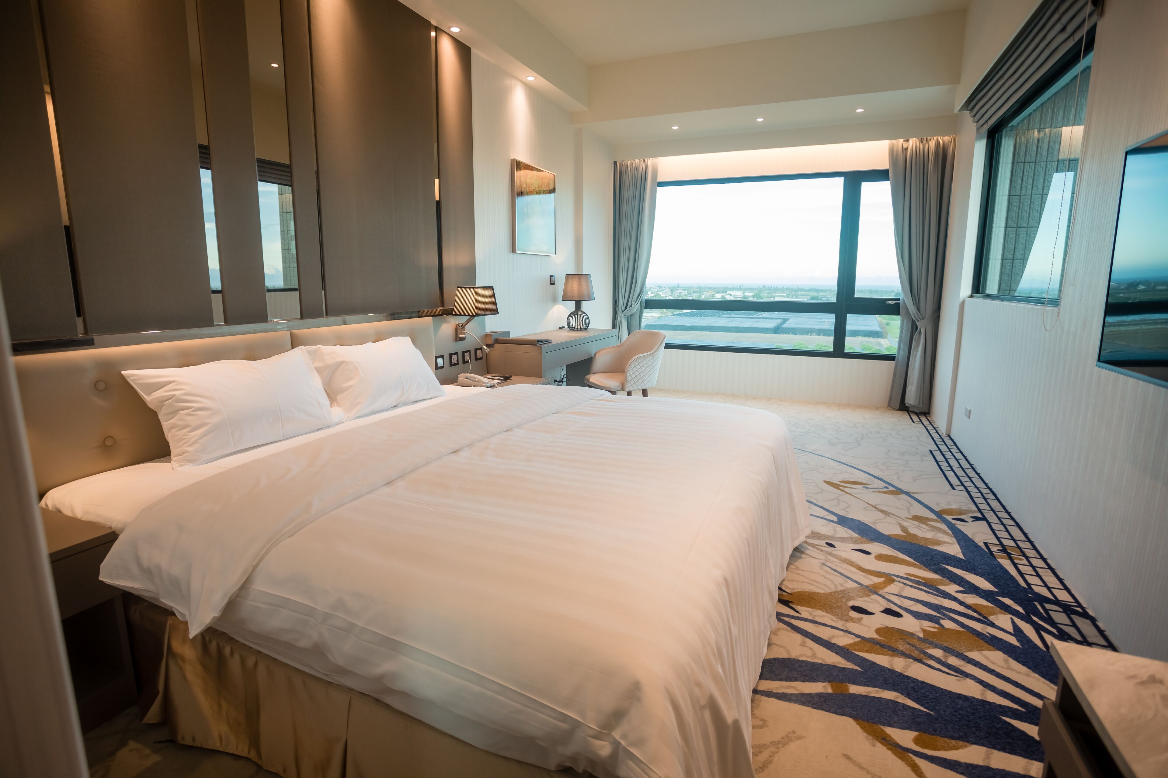 classic room | premium bedding, down duvets, pillow-top beds, minibar