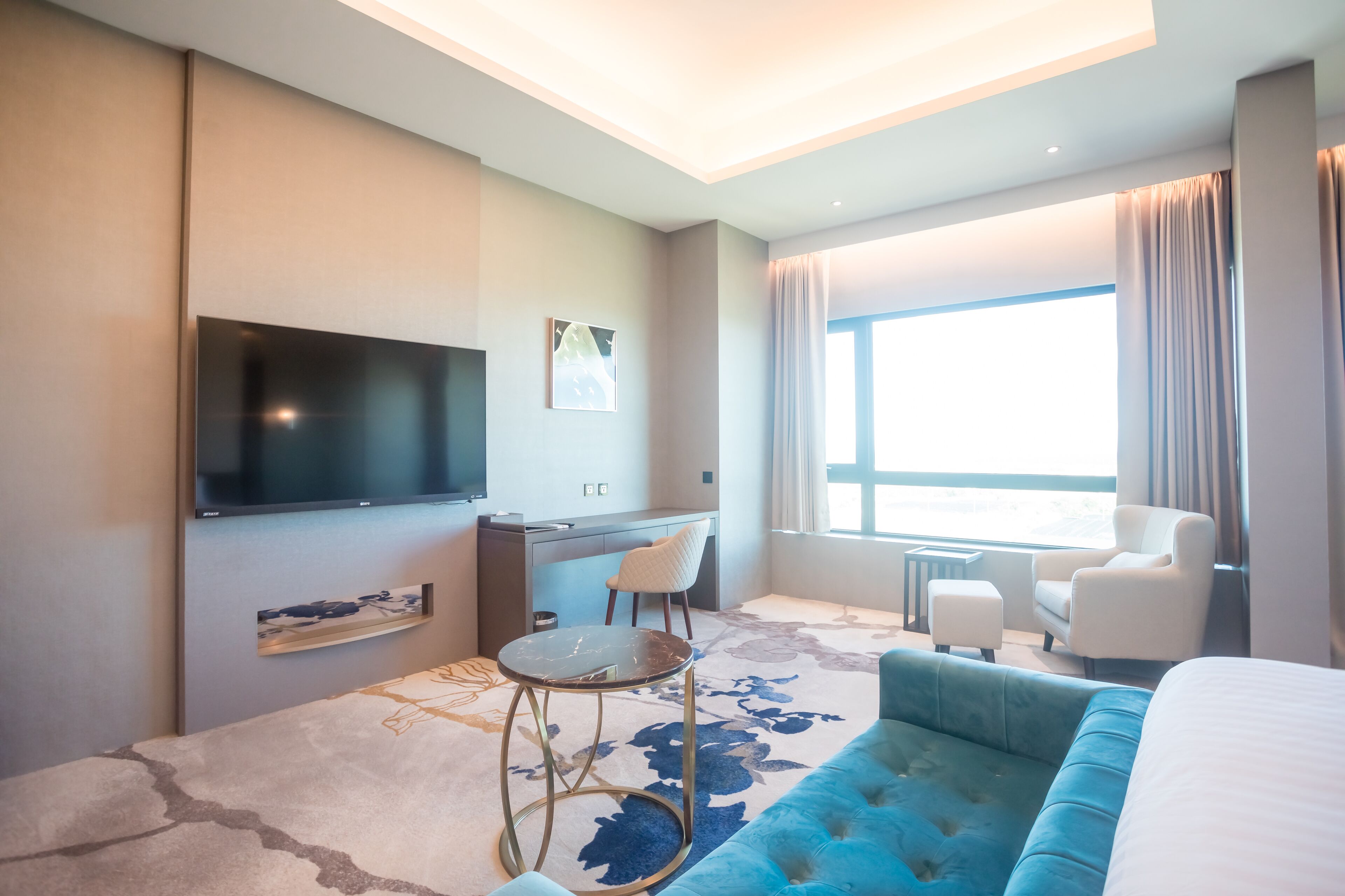 business room | premium bedding, down duvets, pillow-top beds, minibar