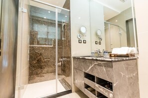 Habitación, vista al océano | Baño | Secadora de cabello, toallas, shampoo, papel de baño 