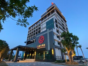 A multi-story hotel with a prominent red logo and signage for "Grand Hotel Li". - Grand Hotel Lili (Taitung)