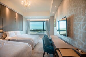 Quarto quádruplo, vista para a montanha | Roupas de cama premium, edredons de pluma, camas com colchões pillow-top