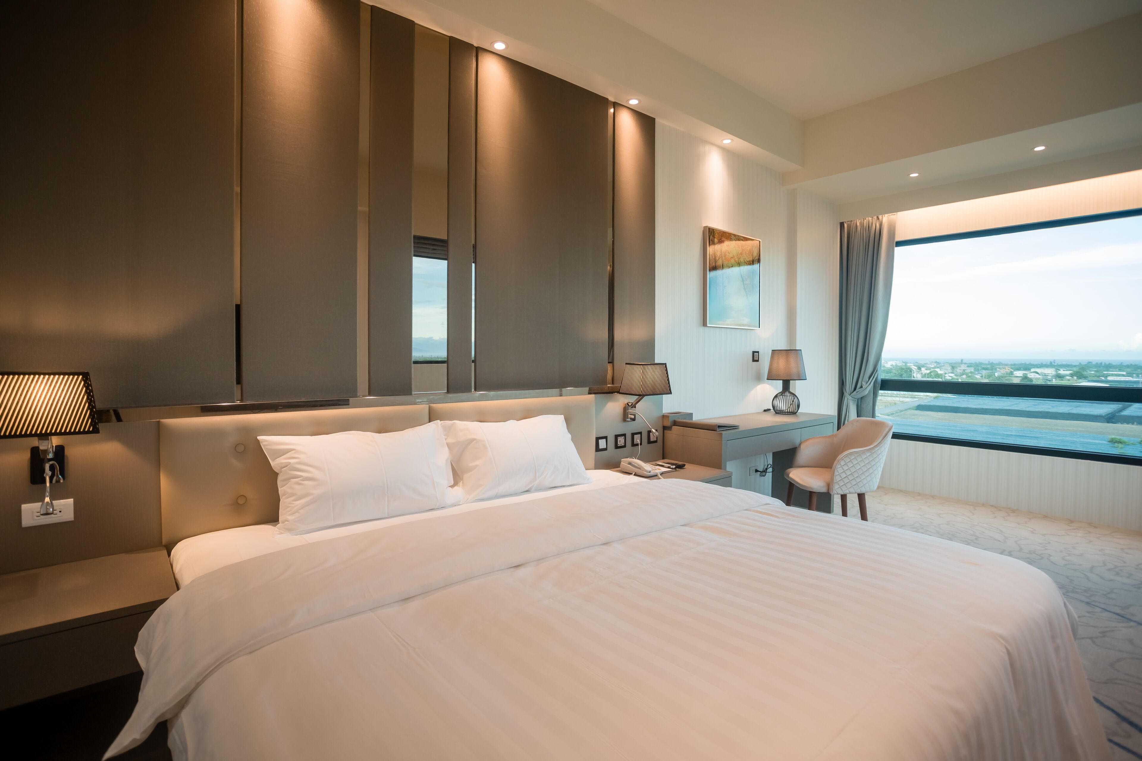 classic room | premium bedding, down duvets, pillow-top beds, minibar
