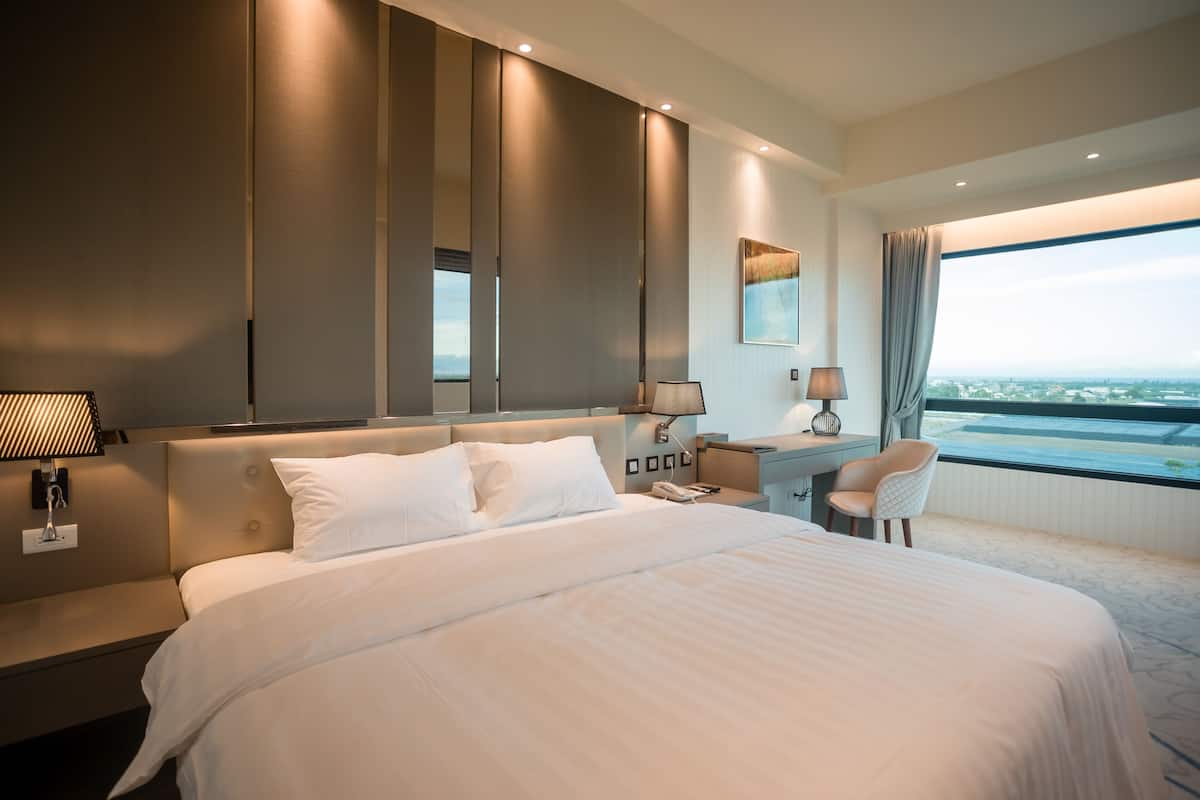 classic room | premium bedding, down duvets, pillow-top beds, minibar