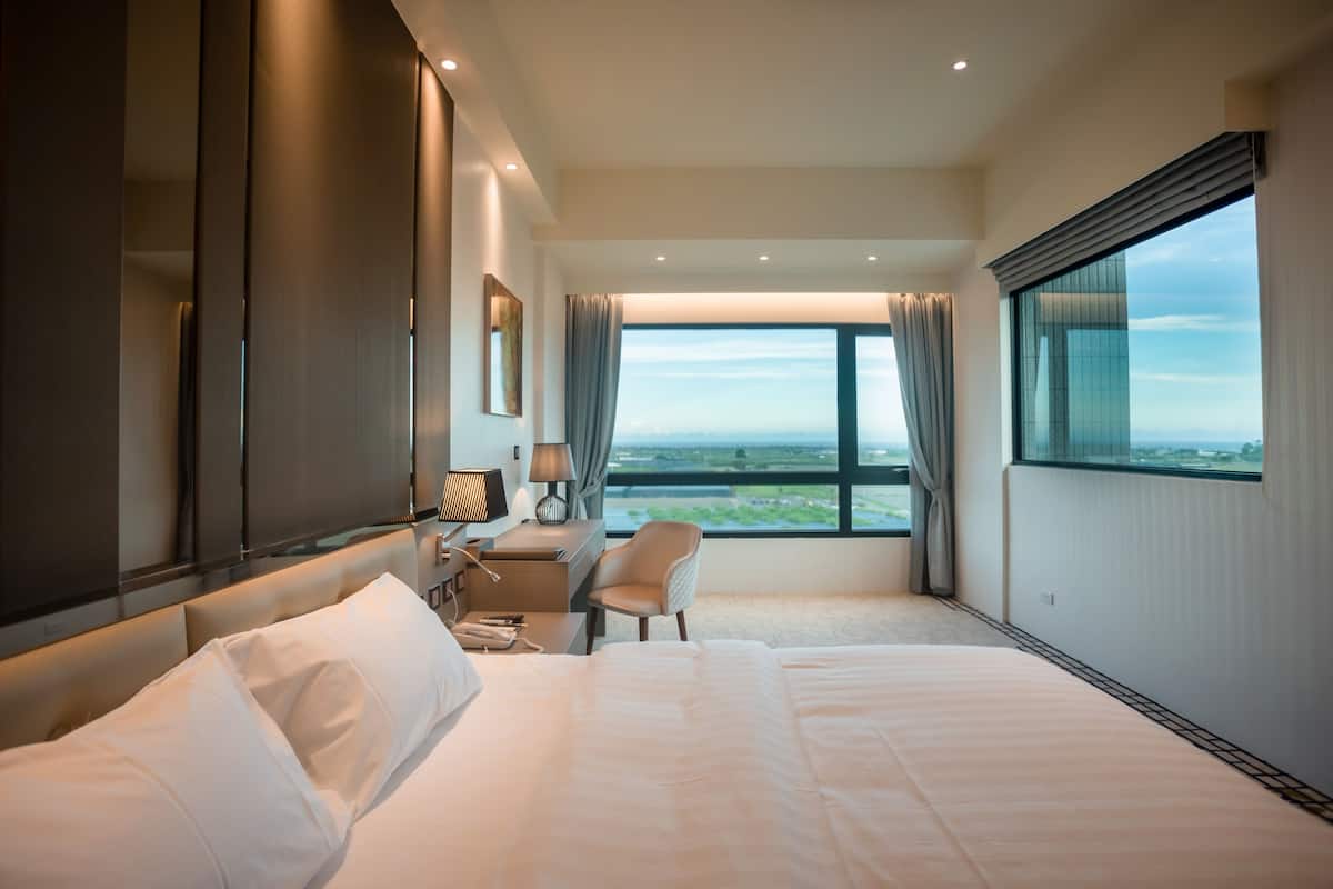 classic room | premium bedding, down duvets, pillow-top beds, minibar