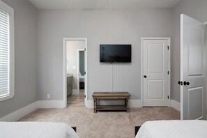 4 bedrooms, desk, iron/ironing board, travel cot
