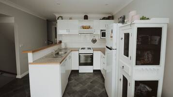 CafetiĂšre/bouilloire, batterie de cuisine, vaisselle et ustensiles