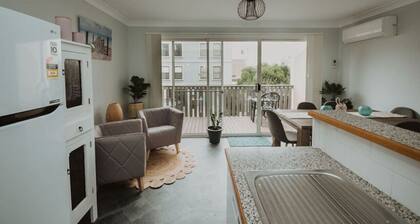 Spacious refurbished apartment close to beach
