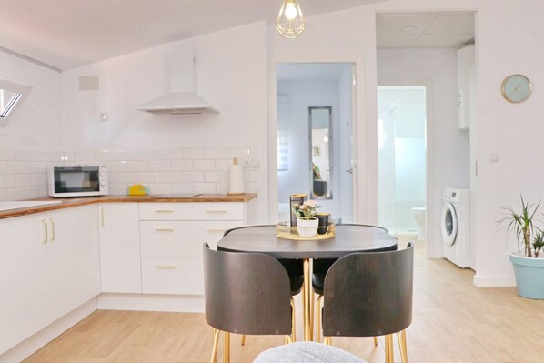 Kühlschrank, Mikrowelle, Herdplatte, Wasserkocher mit Kaffee-/Teezubehör