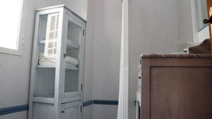 A bathroom with a cabinet, a towel rack, and a wooden counter. - Holiday apartment close to the beach (Conil de la Frontera)
