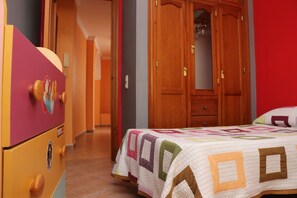 3 chambres, fer et planche à repasser, literie fournie