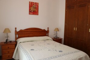 2 chambres, fer et planche à repasser, draps fournis