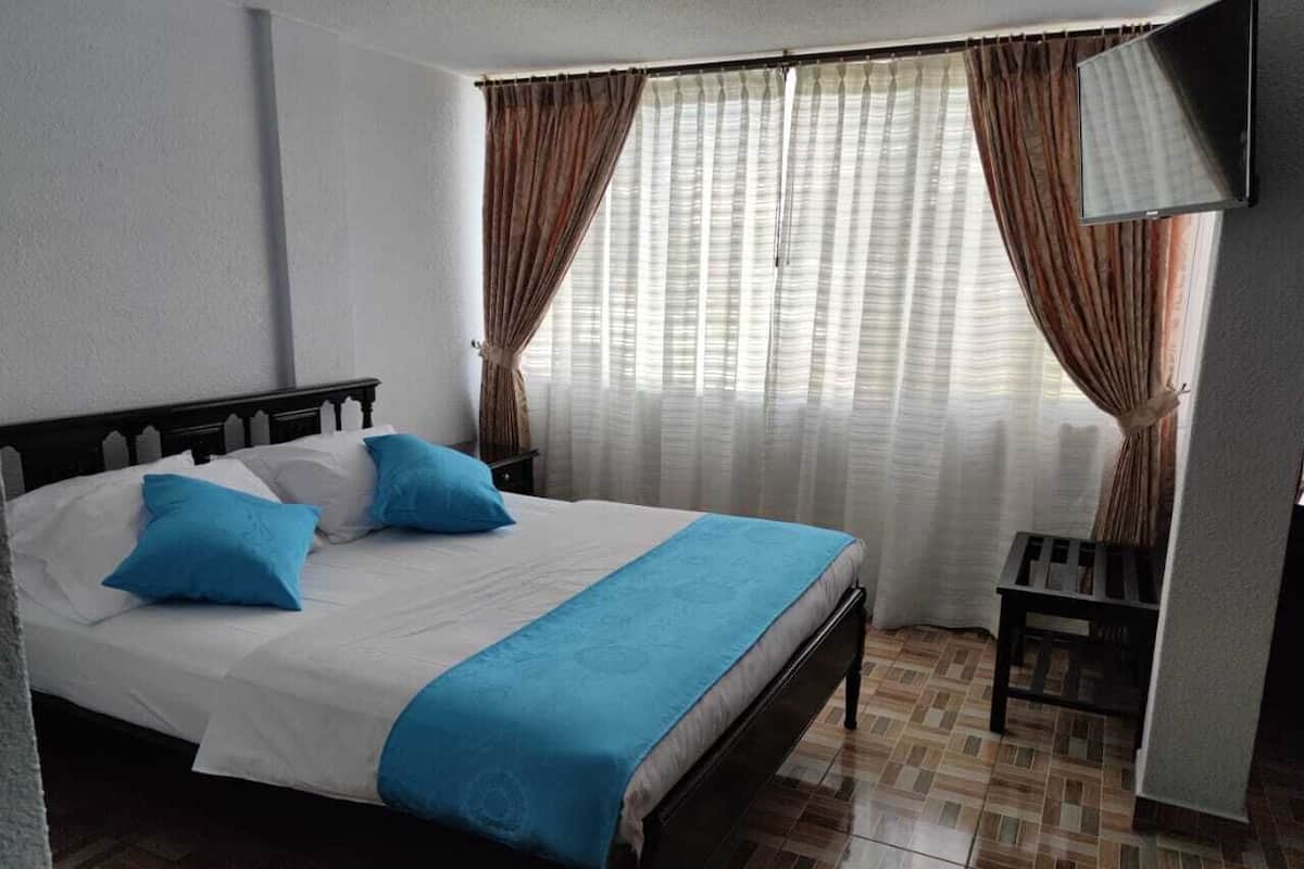 Business Studio Suite | Desk, iron/ironing board (on request), WiFi (free)