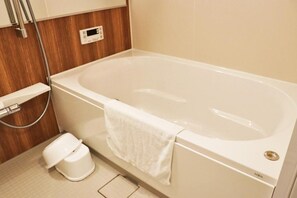 ฝักบัวในอ่างอาบน้ำ, อ่างอาบน้ำแบบแช่ตัว, ของใช้ในห้องน้ำฟรี, ไดร์เป่าผม