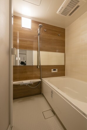 Combined shower/bathtub, deep-soaking bathtub, free toiletries - Ostay Vermillion Namba (Osaka)