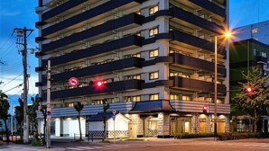 Un hotel de varios pisos con un letrero llamativo en la parte superior.
