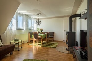 Dining - Newly Renovated Apartment “Ferienwohnung Schürer” near Friedrichshafen (Meckenbeuren)