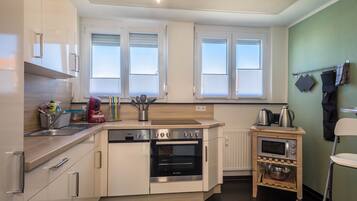 Kühlschrank, Mikrowelle, Ofen, Herdplatte