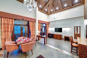 Suíte real, vista para o vale | Área de estar | TV de tela plana, mesa de pingue-pongue