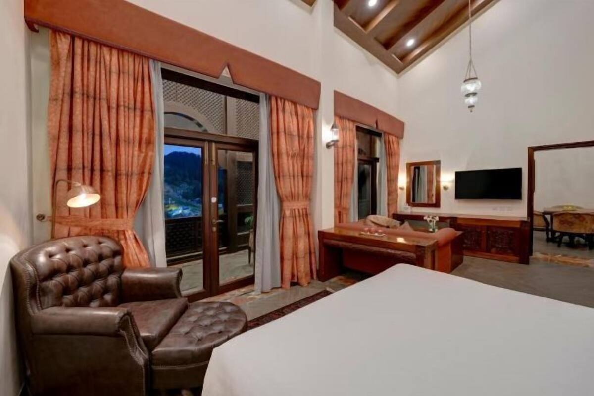 1 sovrum, värdeförvaringsskåp på rummet och skrivbord